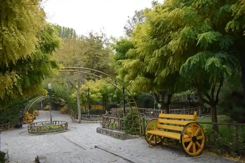 بهترین جاهای دیدنی طرقبه در شب- باغ پونه