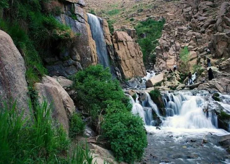 4. معرفی جاهای دیدنی طبیعی همدان در تابستان _ آبشار گنج‌نامه