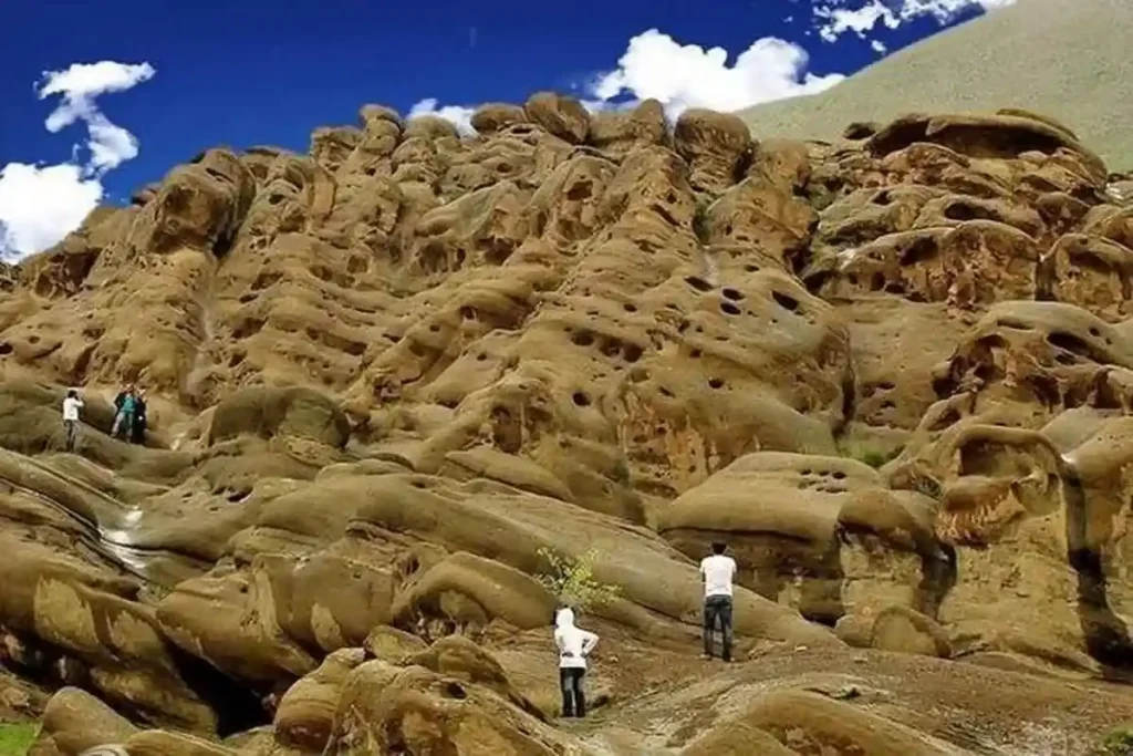 جاهای دیدنی روستای واریش- دامنه ارواح سنگی (آدمک‌جیان)