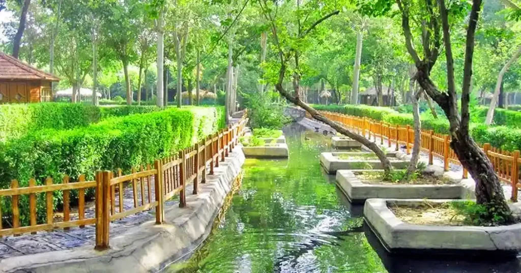بهترین جاهای دیدنی طرقبه در شب- پارک وکیل‌آباد