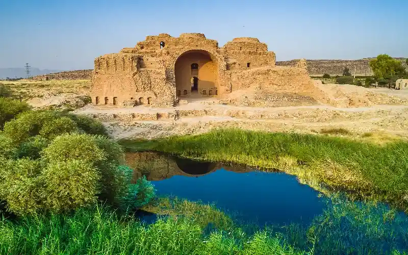 7. مکان‌های تفریحی و تاریخی اطراف شیراز _ کاخ اردشیر بابکان