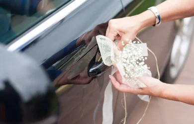 15 ایده‌ جذاب برای تزیین ماشین عروس شاسی بلند با گل‌های سفید